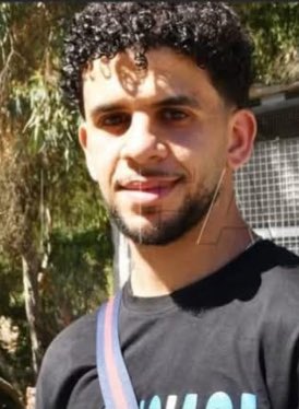 Aissa Achour, ancien international marocain U17 formé à l’Atlético Tétouan, illustre la précarité des trajectoires sportives. Après avoir traversé la mer pour rejoindre Ceuta, il incarne à la fois la vulnérabilité et la résilience des jeunes footballeurs.