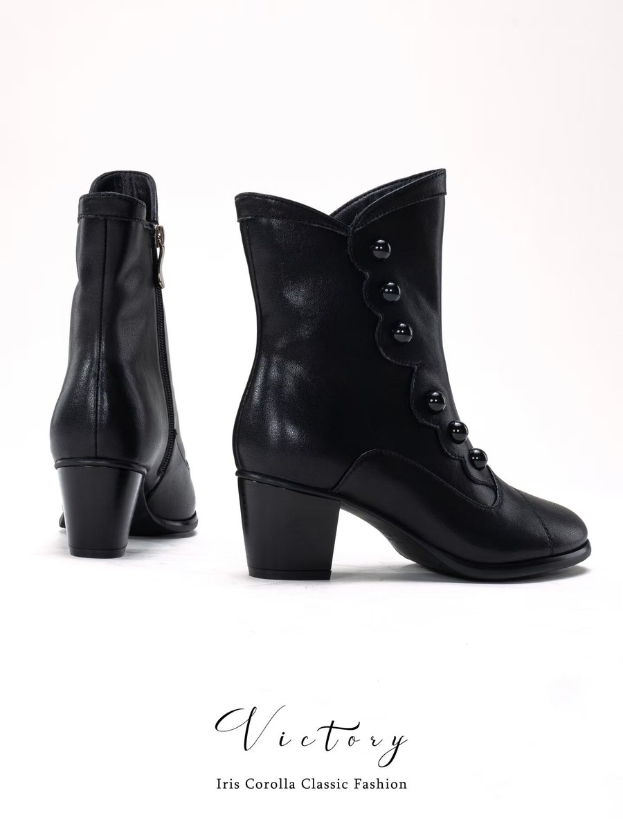 Victorian Round Toe Buttoned Short Boots - Black 
manus-machina.com/collections/ne… 
ヴィクトリア時代を想起させる、クラシックな品格を備えたボタンブーツ。サイドに丸いボタンが装飾されています。洗練された美学を現代に蘇らせた品格のある靴。