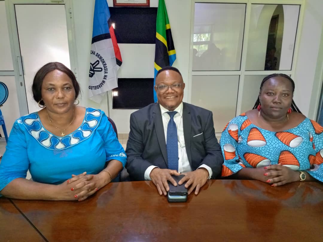 Rose Moshi Makei (@rosemakei) on Twitter photo Wewe ni Mpigania HAKI na mwana DEMOKRASIA wa KWELI Mwenyekiti wangu
Mh <a href="/TunduALissu/">Tundu Antiphas Lissu</a>
Katika utawala wa <a href="/ClubMagufuli/">CLUB Magufuli</a> KESI 5 kati ya 6 nilikudhamini na hata sasa nitakudhamini tena
#IamTunduLissu
#IamTunduLissu
#IamTunduLissu
#FreeTunduLissuNow
#NoJusticeNoPeace
#StrongerTogether Wewe ni Mpigania HAKI na mwana DEMOKRASIA wa KWELI Mwenyekiti wangu
Mh <a href="/TunduALissu/">Tundu Antiphas Lissu</a>
Katika utawala wa <a href="/ClubMagufuli/">CLUB Magufuli</a> KESI 5 kati ya 6 nilikudhamini na hata sasa nitakudhamini tena
#IamTunduLissu
#IamTunduLissu
#IamTunduLissu
#FreeTunduLissuNow
#NoJusticeNoPeace
#StrongerTogether
