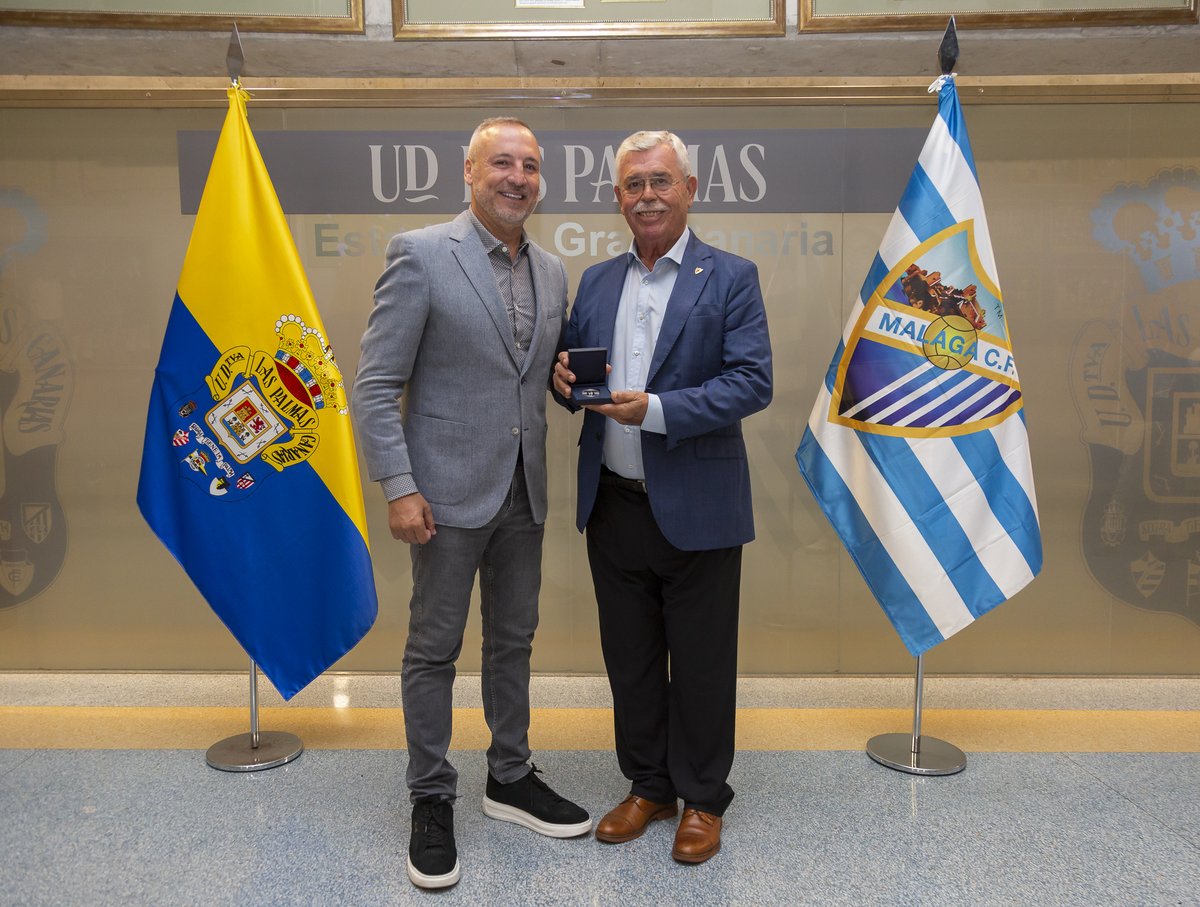 🤝🏽 Ayer recibimos la visita del <a href="/MalagaCF/">Málaga CF</a> en el Estadio Gran Canaria y en el encuentro con Francisco Martín Aguilar, consejero consultivo, le hice entrega de la medalla conmemorativa de nuestro 75 aniversario. 

#LasPalmasMálaga #LaUniónHaceLasPalmas #SeremosMásUnión