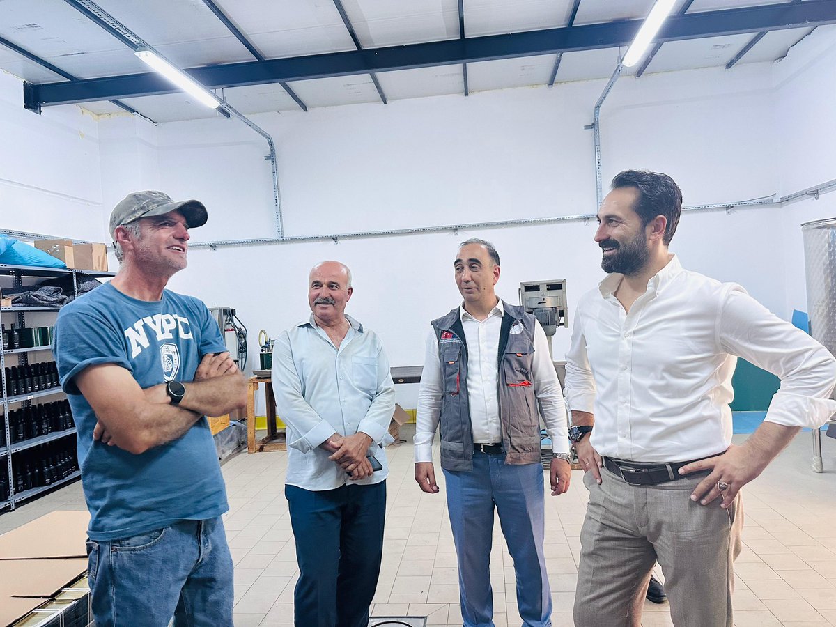 AK Parti Manisa Milletvekili MKYK Üyesi Sayın Mücahit ARINÇ ile İl Koordinatörümüz Murat AKIN 31.08.2025 Pazar günü Manisa İlimizde TKDK destekleri ile hayata geçmiş olan bir dizi projeye ziyaret gerçekleştirdiler.

Köprübaşı İlçemizde bulunan Kaptanın Çiftliği Tarım Nakliye ve