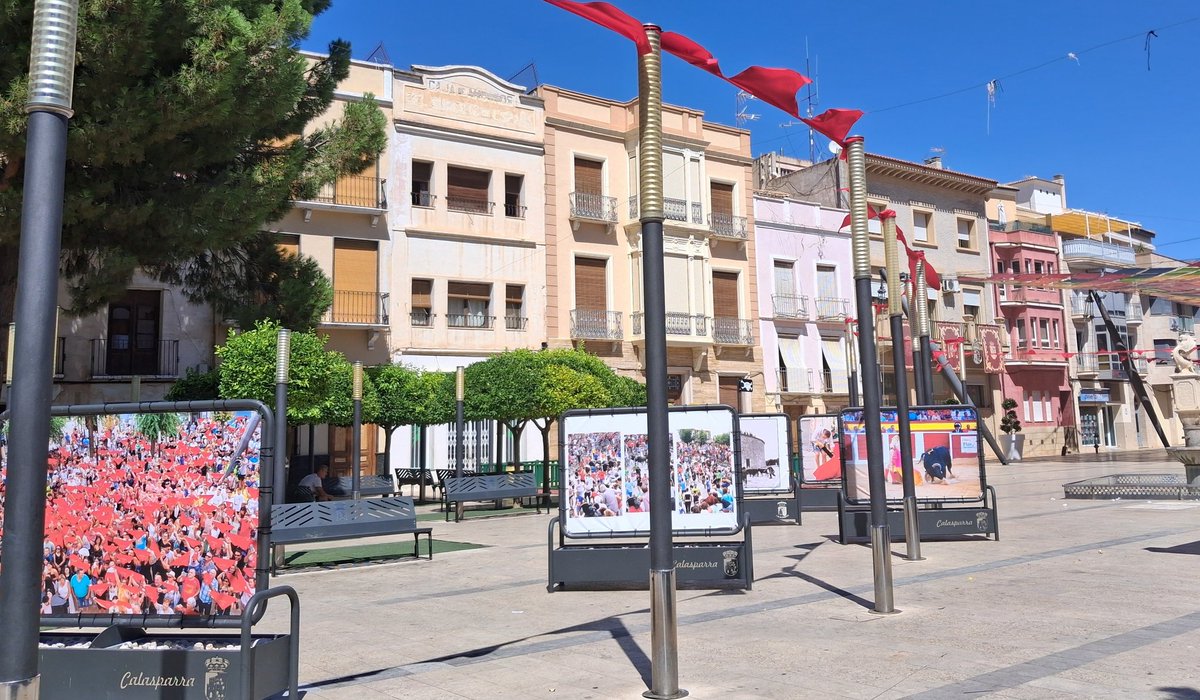 pedrommellinas's tweet image. Engalanada con motivos taurinos, espera ya "La Corredera" el inicio de la feria. 😊🤟 #Calasparra del 3 al 8 de septiembre. #EncierrosCalasparra2025 #OrgulloTaurino #FeriaCalasparra2025