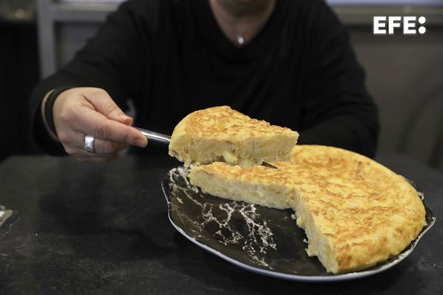 Tres de cada cuatro españoles considera que la receta de la tortilla de patata española debe hacerse con cebolla.

Más de la mitad (53,3 %) apuesta por una cocción "poco hecha".

efe.com/cultura/2025-0…