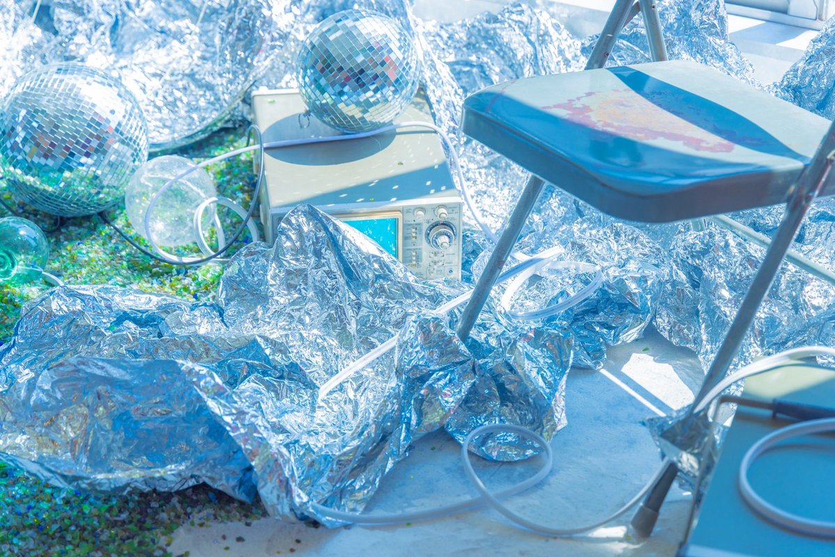 🫧秋葉原新天地🫧
ー新内装のご紹介ー
#テオドールポップアップ で生まれた特別なプロップスたちを、再構築しました。
偽物の自然、人工の光、スクリーンの向こうに広がる現実。
現実と虚構の境界を揺らしながら、まるで電波に乗る夢を断片的につかまえるような感覚で、小さな物語を重ねています。