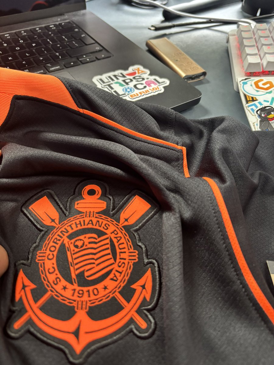 Jeferson Fernando (@badtux_) on Twitter photo Parabéns <a href="/Corinthians/">Corinthians</a>! O time do povo! 👊🏽👊🏽👊🏽
E toma spoiler da terceira camisa do Corinthians para 2025! Parabéns <a href="/Corinthians/">Corinthians</a>! O time do povo! 👊🏽👊🏽👊🏽
E toma spoiler da terceira camisa do Corinthians para 2025!