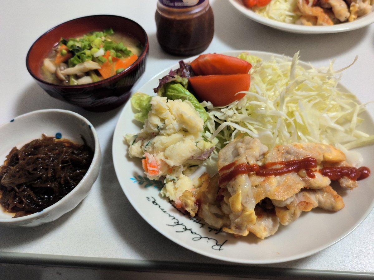 生姜焼きしようかな〜って思っていたけど生姜を切らしていたのでピカタにしてみたがピカタにするには薄切り過ぎてくるくる丸まっちゃった豚肩ロースのピカタ的な何かと、昨日仕込んだポテサ、もずく酢、お味噌汁。
