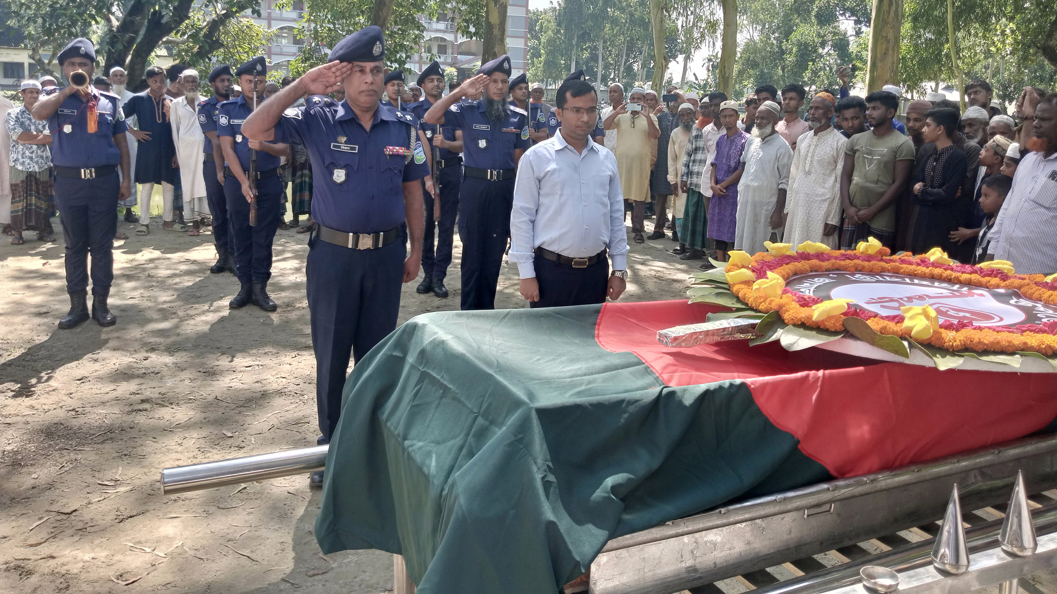 রাষ্ট্রীয় মর্যাদায় বীর মুক্তিযোদ্ধা আমজাদ হোসেনের দাফন