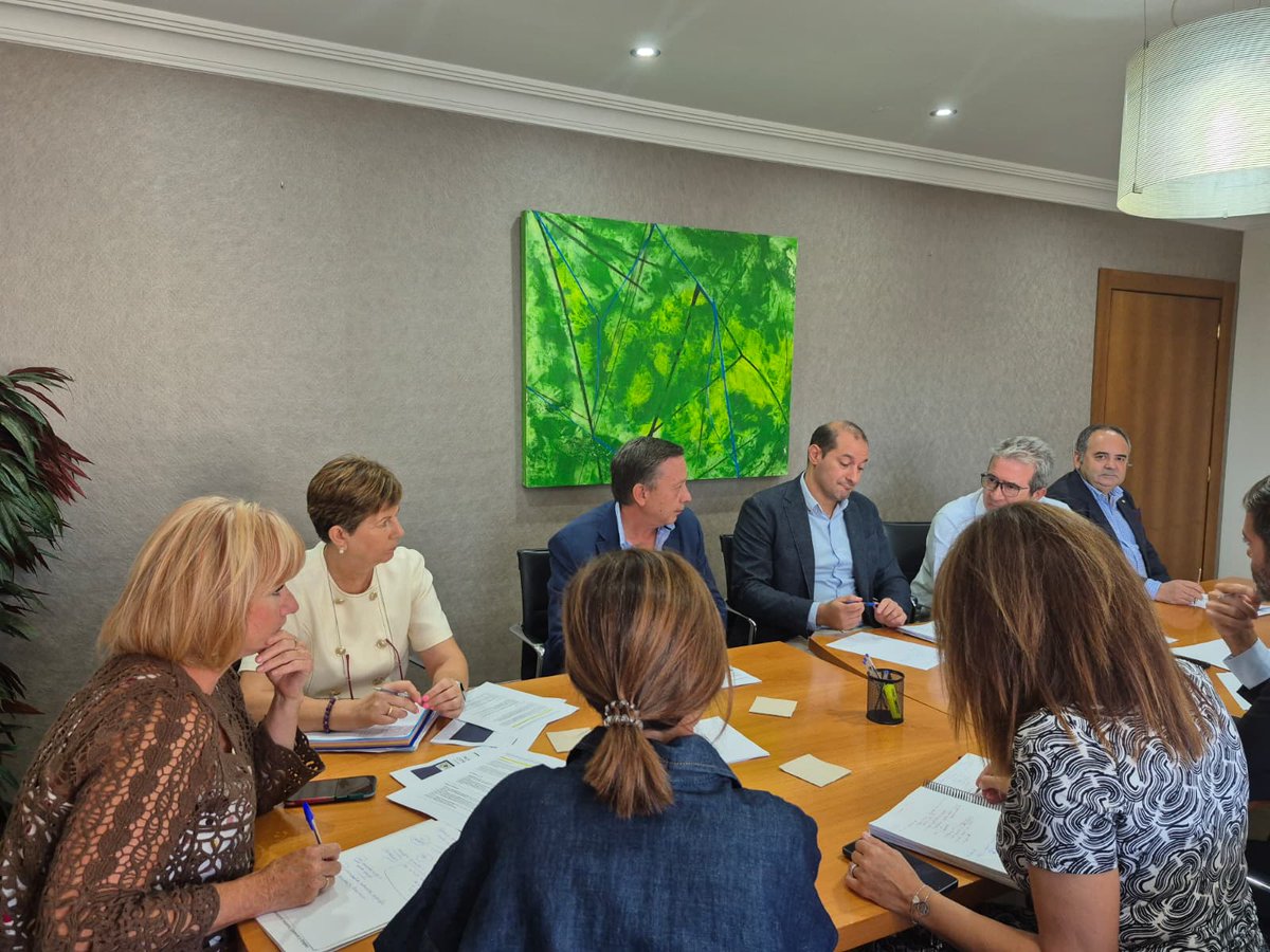 Los nuevos hábitos de consumo constituyen todo un reto para el pequeño comercio.
Desde la <a href="/jcyl/">Junta de Castilla y León</a>, en colaboración con el sector, buscamos  fórmulas para que el comercio de proximidad siga formando parte de nuestro entorno.
En esa tarea hemos estado hoy con <a href="/CONFERCOCyL/">CONFERCO</a>