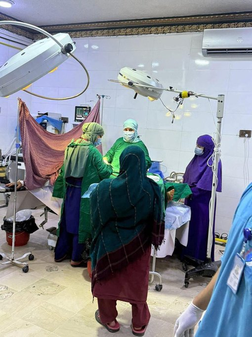 BilalYasirBjr's tweet image. یہ تصویر بہت معنیٰ خیز ہے 
افغانستان کے حکومت میں خواتین ڈاکٹرز ہسپتال میں زلزلہ سے متاثرہ خواتین مریضوں کے علاج میں مصروف