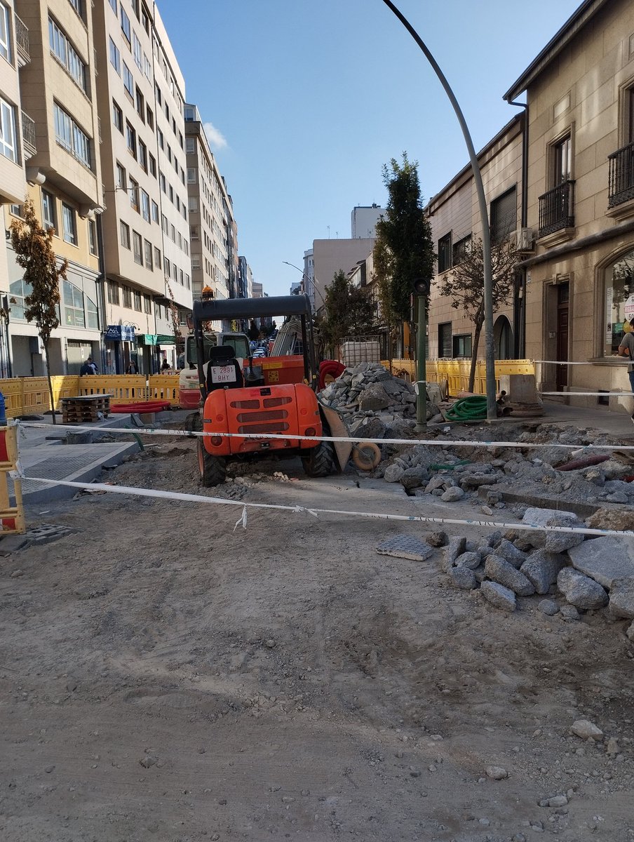 No estamos en contra de las obras ya que son necesarias para la transformación de las ciudades, pero desde que comenzaron en av. Mallos en 2021 (cambio firme, reordenamiento aparcamiento, pluviales, etc) no han dejado de abrir y cerrar.
Pedimos solo un poco de coordinación.
Hoy👇