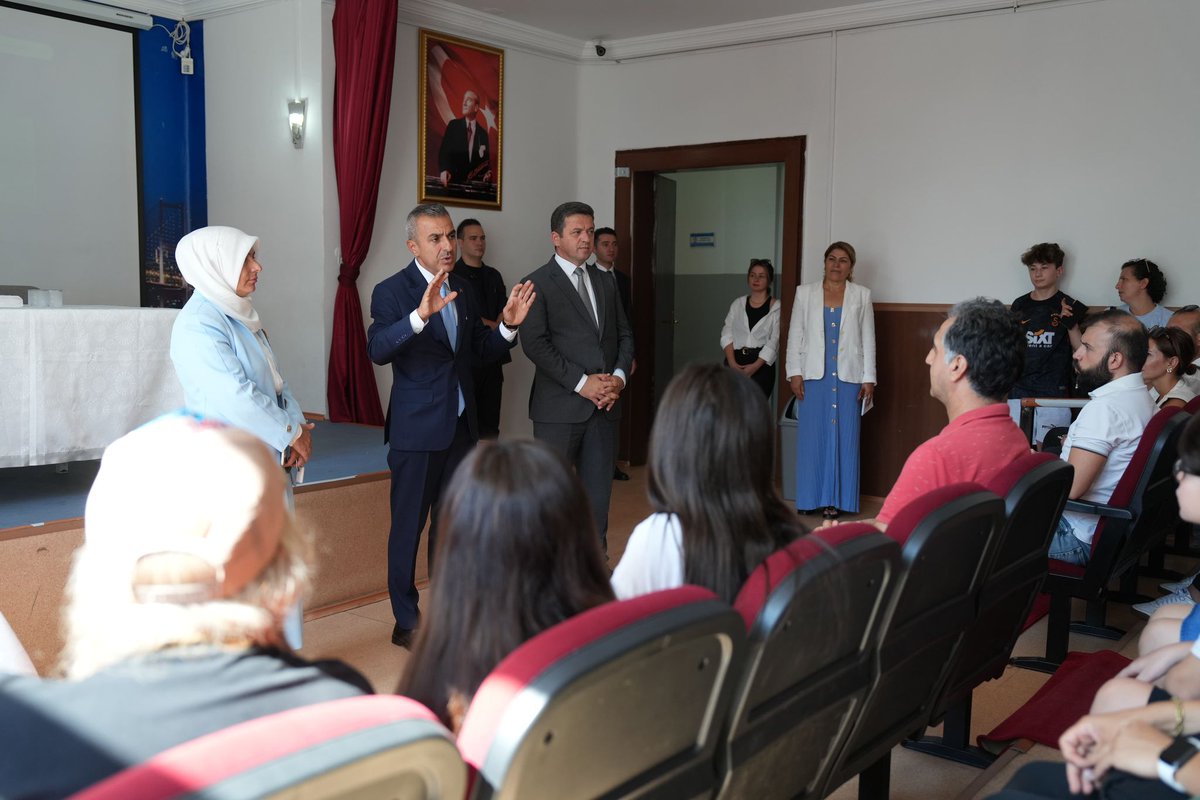 Kaymakamımız Sayın Abdullah Atakan Atasoy, İstanbul İl Milli Eğitim Müdür Yardımcımız Gülşen Özer ve Beyoğlu İlçe Milli Eğitim Müdürümüz Cevat Dervişoğlu ile birlikte uyum etkinlikleri kapsamında eğitime başlayan ilçemiz okullarından Namık Kemal İlkokulunda sınıf ziyaretlerinde