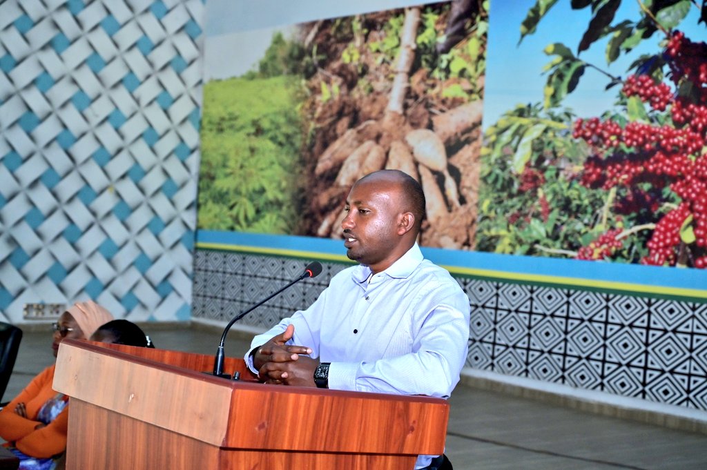 RuhangoDistrict's tweet photo. Mu nzu mberabyombi y'Akarere hari kubera inama rusange y'inama y'Igihugu y'abagore mu Karere. "Uruhare rw'Umugore mu kubaka umuryango ushoboye kandi utekanye". Yitabiriwe n'Umuyobozi w'Akarere Wungirije ushinzwe iterambere ry'Ubukungu @JeanRusi ari kumwe n'izindi nzego. https://t.co/hpVcFuNDfD