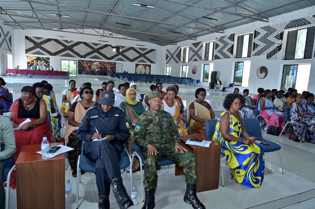 RuhangoDistrict's tweet photo. Mu nzu mberabyombi y'Akarere hari kubera inama rusange y'inama y'Igihugu y'abagore mu Karere. "Uruhare rw'Umugore mu kubaka umuryango ushoboye kandi utekanye". Yitabiriwe n'Umuyobozi w'Akarere Wungirije ushinzwe iterambere ry'Ubukungu @JeanRusi ari kumwe n'izindi nzego. https://t.co/hpVcFuNDfD
