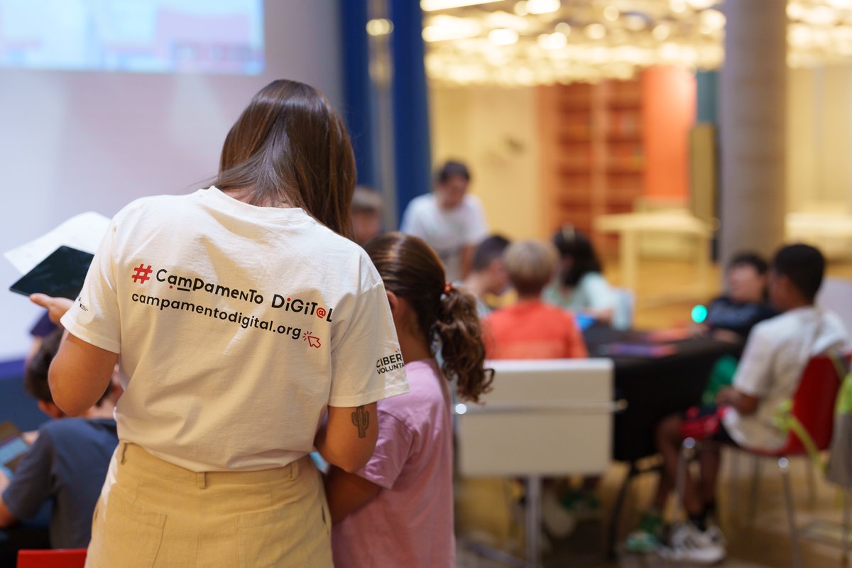 VLCIEcosystem's tweet image. TECNOLOGÍA | Inauguramos septiembre dando la bienvenida a chicas y chicos de 9 a 17 años que forman parte del #CampamentoDigital. Toda la semana en #LasNaves aprenderán #programación, #ciberseguridad #IA y un uso #responsable de la #tecnología.