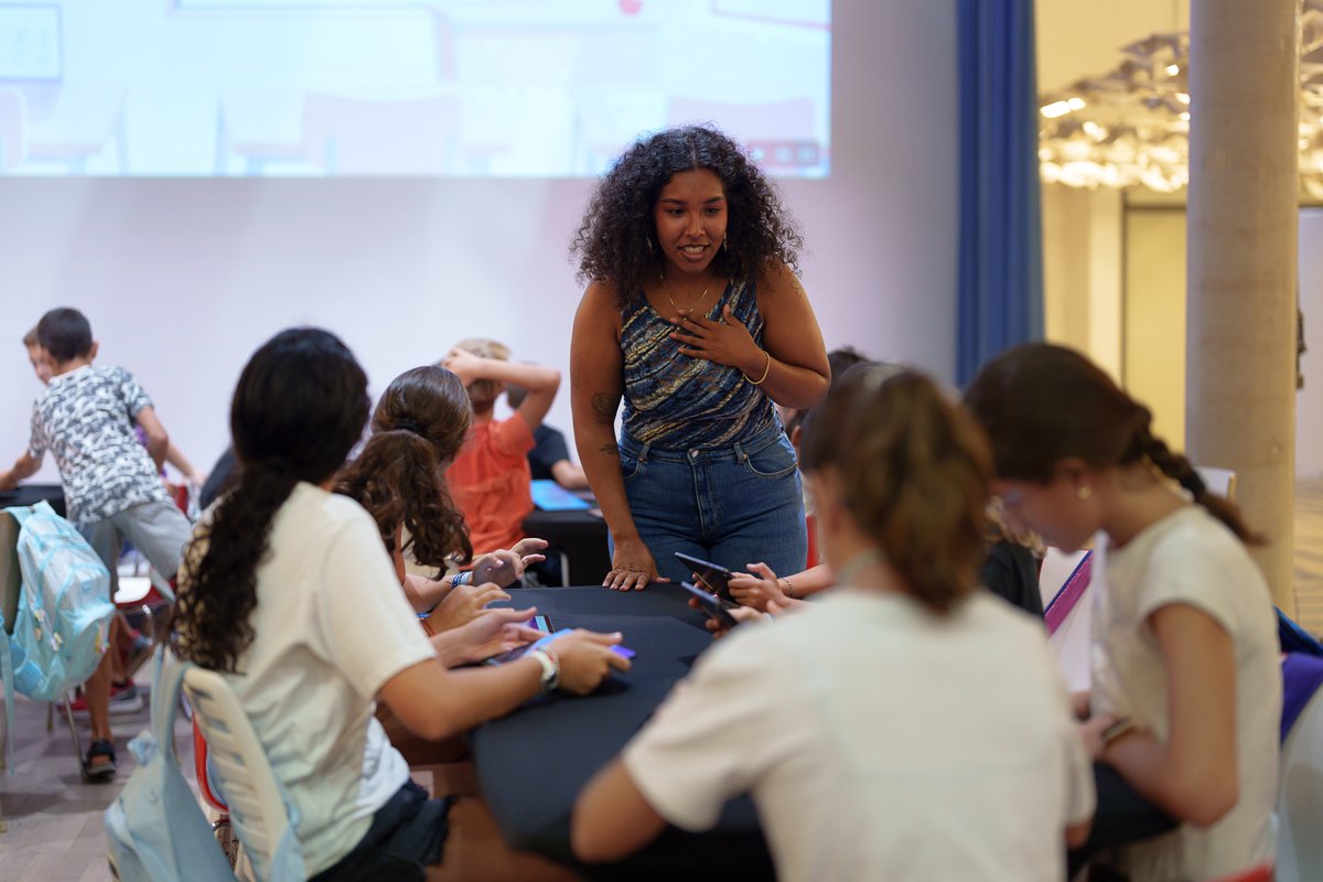 VLCIEcosystem's tweet image. TECNOLOGÍA | Inauguramos septiembre dando la bienvenida a chicas y chicos de 9 a 17 años que forman parte del #CampamentoDigital. Toda la semana en #LasNaves aprenderán #programación, #ciberseguridad #IA y un uso #responsable de la #tecnología.