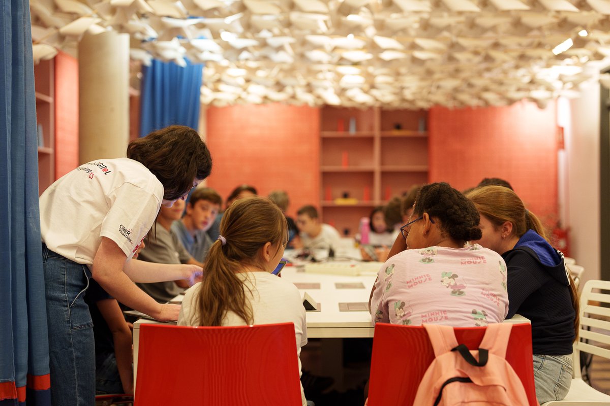 VLCIEcosystem's tweet image. TECNOLOGÍA | Inauguramos septiembre dando la bienvenida a chicas y chicos de 9 a 17 años que forman parte del #CampamentoDigital. Toda la semana en #LasNaves aprenderán #programación, #ciberseguridad #IA y un uso #responsable de la #tecnología.