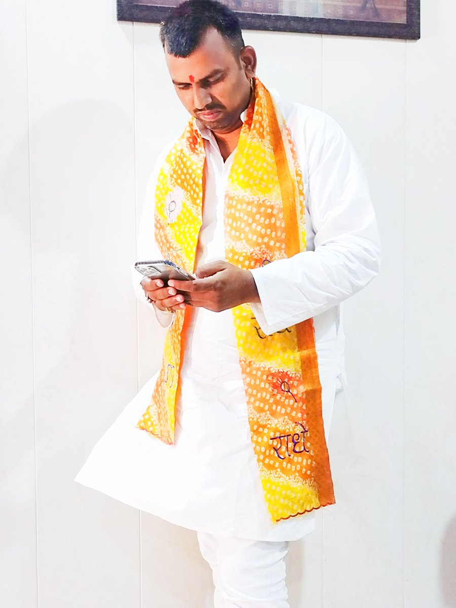 सभी थे एकता के हक़ में लेकिन
सभी ने अपनी अपनी शर्त रख दी

#StopHatingBrahmins