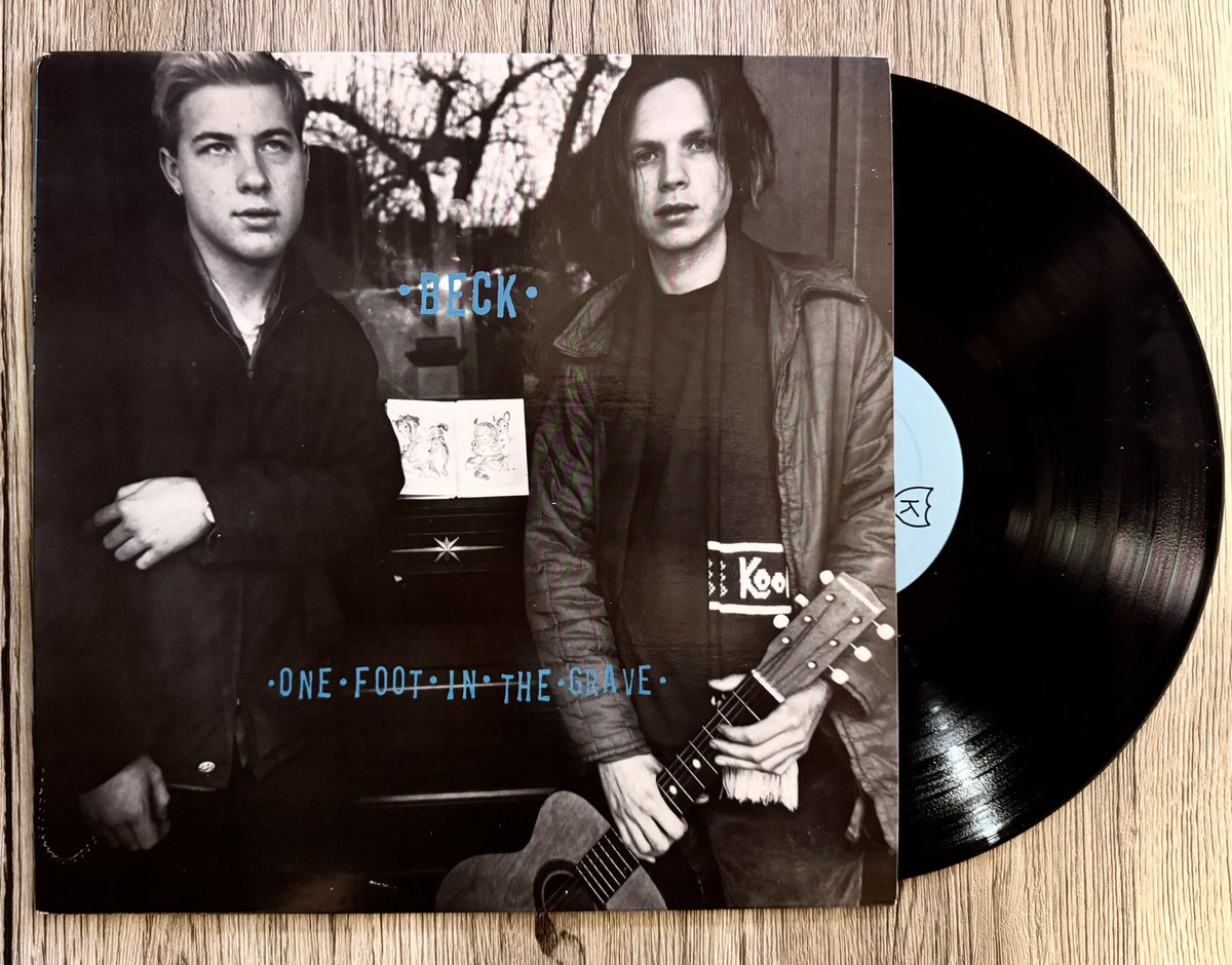daisuke_kato_12's tweet image. #今宵の1枚 #beck
「One Foot In The Grave / Beck（🇺🇸original LP / K / KLP 28 / Jun 27, 1994）」

衝撃的なメジャー・デビュー作「メロウ・ゴールド」が世に出る前にレコーディングされ、インディーズレーベル「K」からリリースされた通算４作目のアルバムを今宵は聴きます🎧…