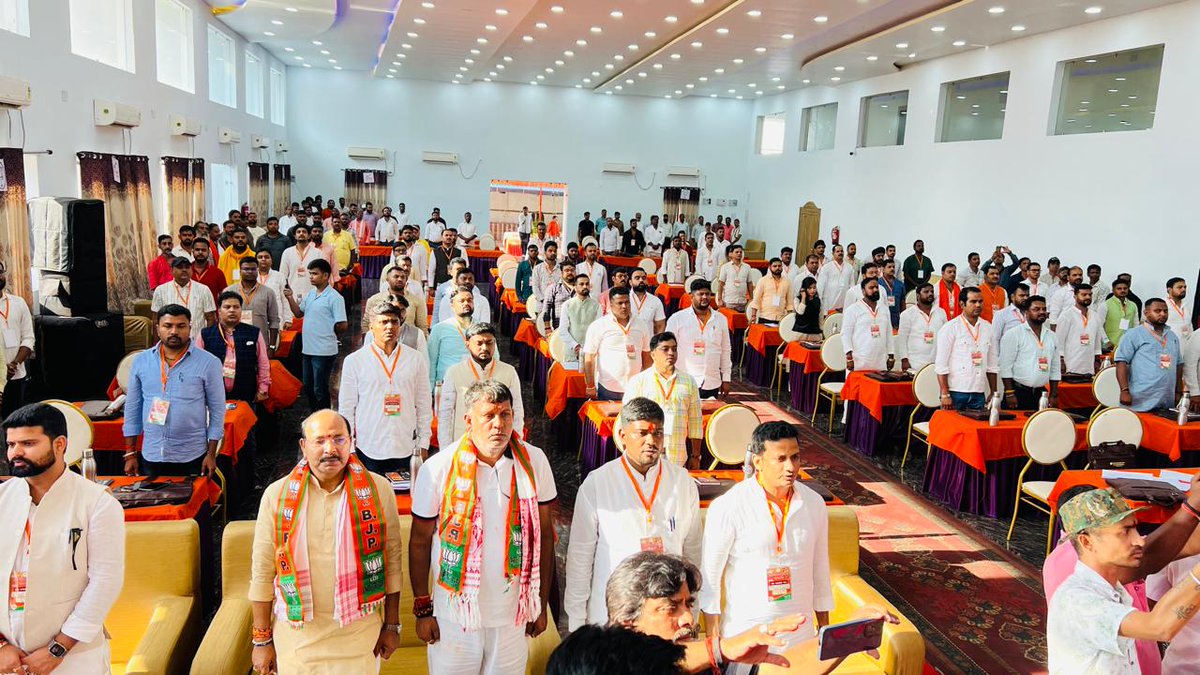 Office of Babulal Marandi (@babulalmarandi) on Twitter photo भाजपा प्रदेश अध्यक्ष श्री <a href="/yourBabulal/">Babulal Marandi</a> जी ने आज देवघर में भारतीय जनता युवा मोर्चा द्वारा आयोजित प्रथम प्रदेश कार्यसमिति बैठक को संबोधित किया।
बैठक में केंद्रीय मंत्री श्रीमती <a href="/Annapurna4BJP/">Annpurna Devi</a> जी, <a href="/BJYMinJH/">BJYM Jharkhand</a> अध्यक्ष श्री शशांक राज जी एवं पार्टी कार्यकर्ता गण उपस्थित रहे । भाजपा प्रदेश अध्यक्ष श्री <a href="/yourBabulal/">Babulal Marandi</a> जी ने आज देवघर में भारतीय जनता युवा मोर्चा द्वारा आयोजित प्रथम प्रदेश कार्यसमिति बैठक को संबोधित किया।
बैठक में केंद्रीय मंत्री श्रीमती <a href="/Annapurna4BJP/">Annpurna Devi</a> जी, <a href="/BJYMinJH/">BJYM Jharkhand</a> अध्यक्ष श्री शशांक राज जी एवं पार्टी कार्यकर्ता गण उपस्थित रहे ।