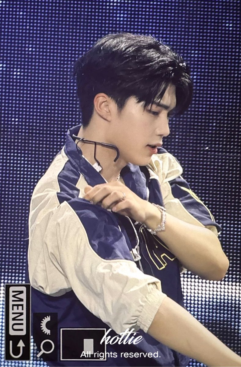 250901 pre. 

#박건욱 #PARKGUNWOOK #朴乾旭 #ZB1 #ZEROBASEONE #제로베이스원 #パクゴヌク