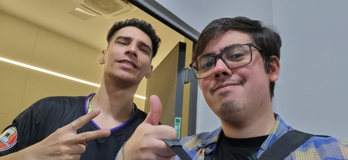 1. O veterano <a href="/GUTOKILLERR/">GUTO-KILLER</a>
2. A galera do <a href="/CentralFight7/">Central of Fighters</a> e o Kodai mais uma vez
3. Dedé, da Team DASH, que tava organizando um baita side event de Melee.
4. O grande Zex, responsável pelo Calendário da FGCBR