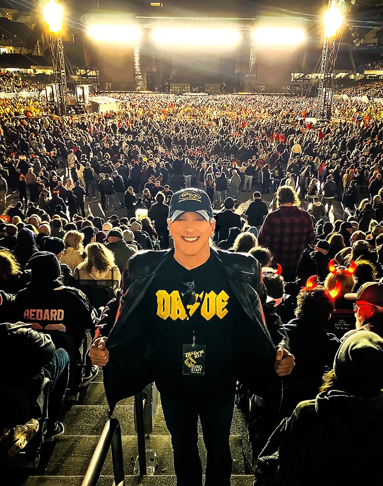 It's a #LaborDay crowd pleaser! 👏 Join me 5am-12noon today with virtual concerts from rock's greatest on Chicago's Classic Rock 97.1 The Drive! 🎶🤘🥰🎶

More details:  tinyurl.com/2rjakmxa