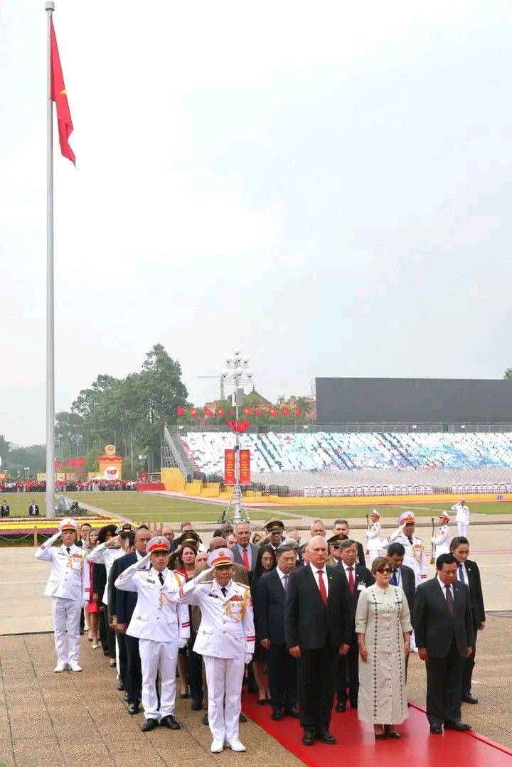 🇨🇺| El presidente Miguel Díaz-Canel Bermúdez, junto a la delegación que le acompaña en su visita a #Vietnam, comenzó su agenda de este lunes con un homenaje al líder vietnamita Ho Chi Minh, en el Mausoleo que resguarda su memoria.