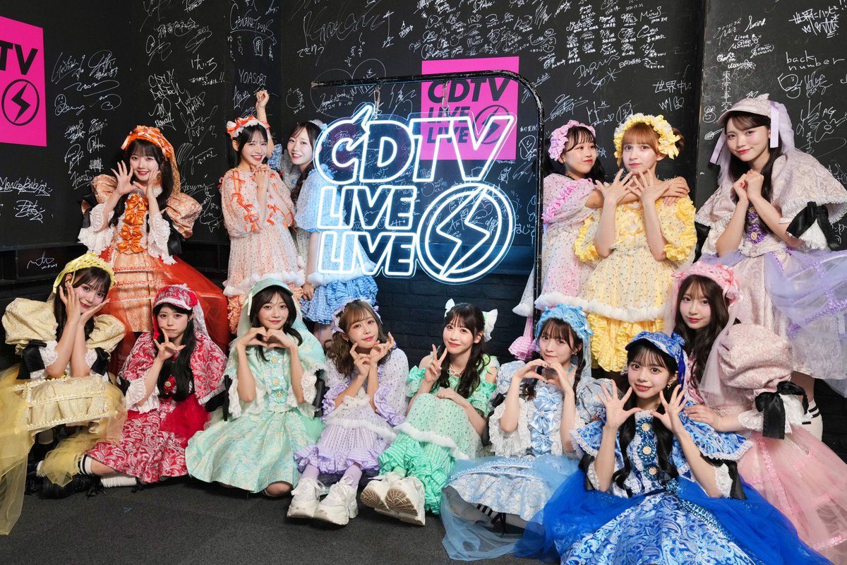 まなふぃーのおすずへの肘ドンとカエル組が🩷💛