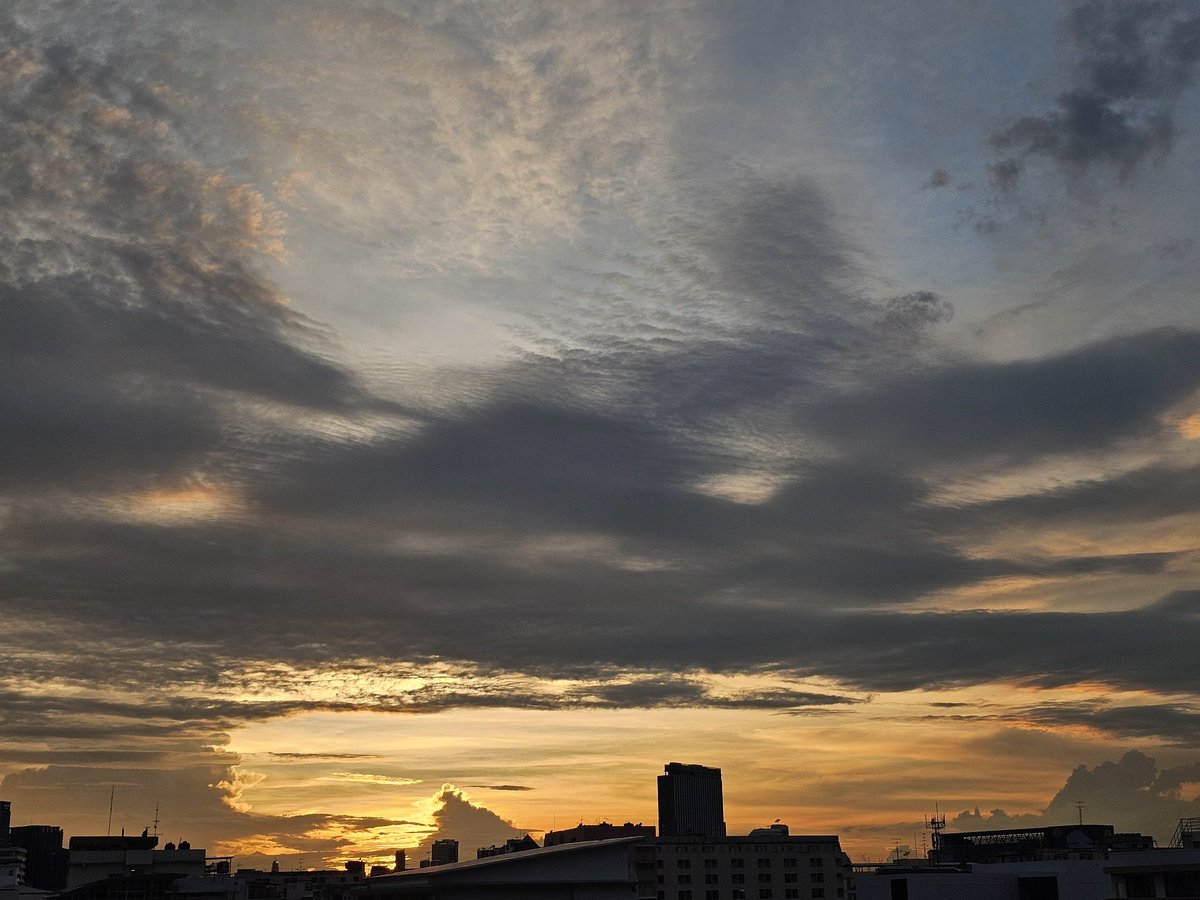 ในเวลานี้หลายคนอาจจะเร่งรีบกับการเดินทางหลังจากเลิกงาน
ลองเงยหน้ามองฟ้าสักหน่อย วันนี้... ฟ้าสวยมากเลยนะ