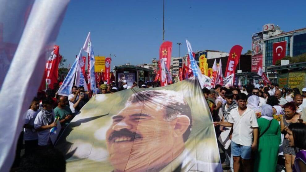 Dünya barış günü Kürdistanbul 

#duenyabarısguenuekutluolsun