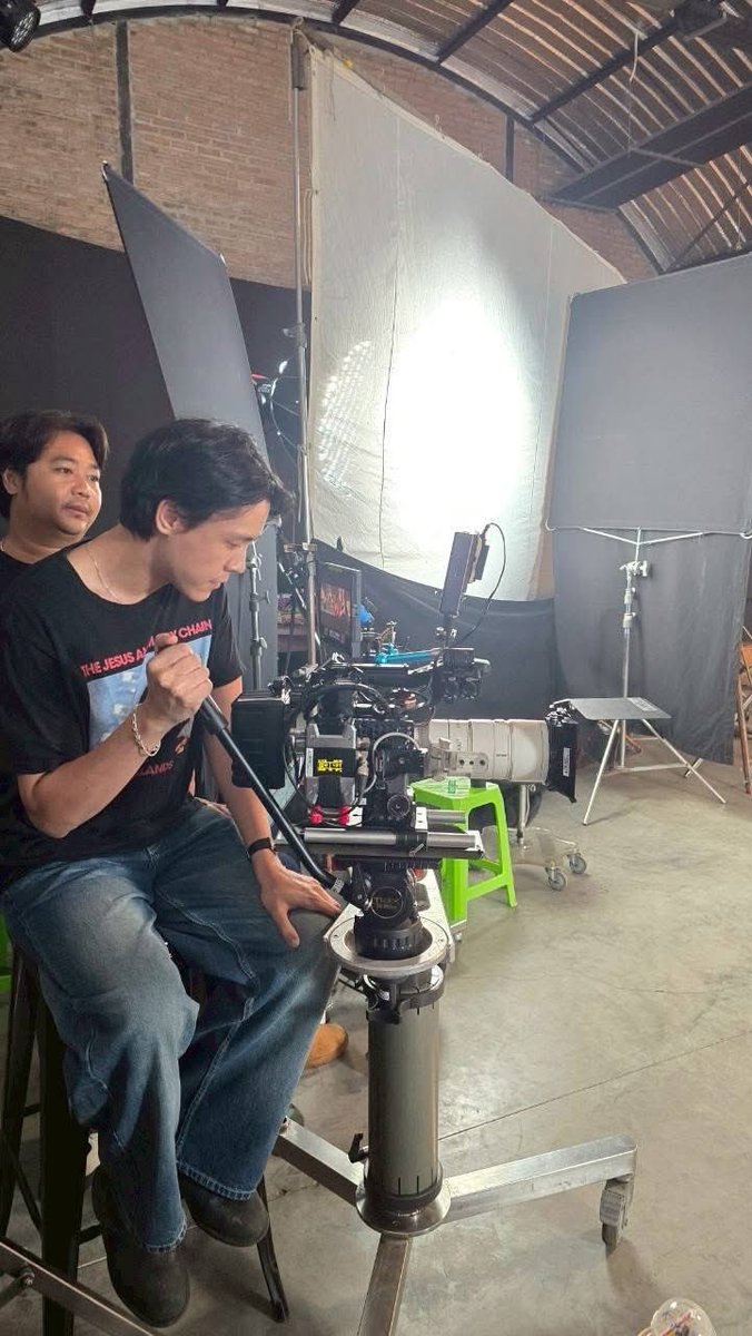 กุเป็นเด็กเสิฟน้ำในกองไม่ต้องทำงานกันพอดี เดินผ่านตากล้องแวะดูทีนึงวน ๆ จนเลิกกอง