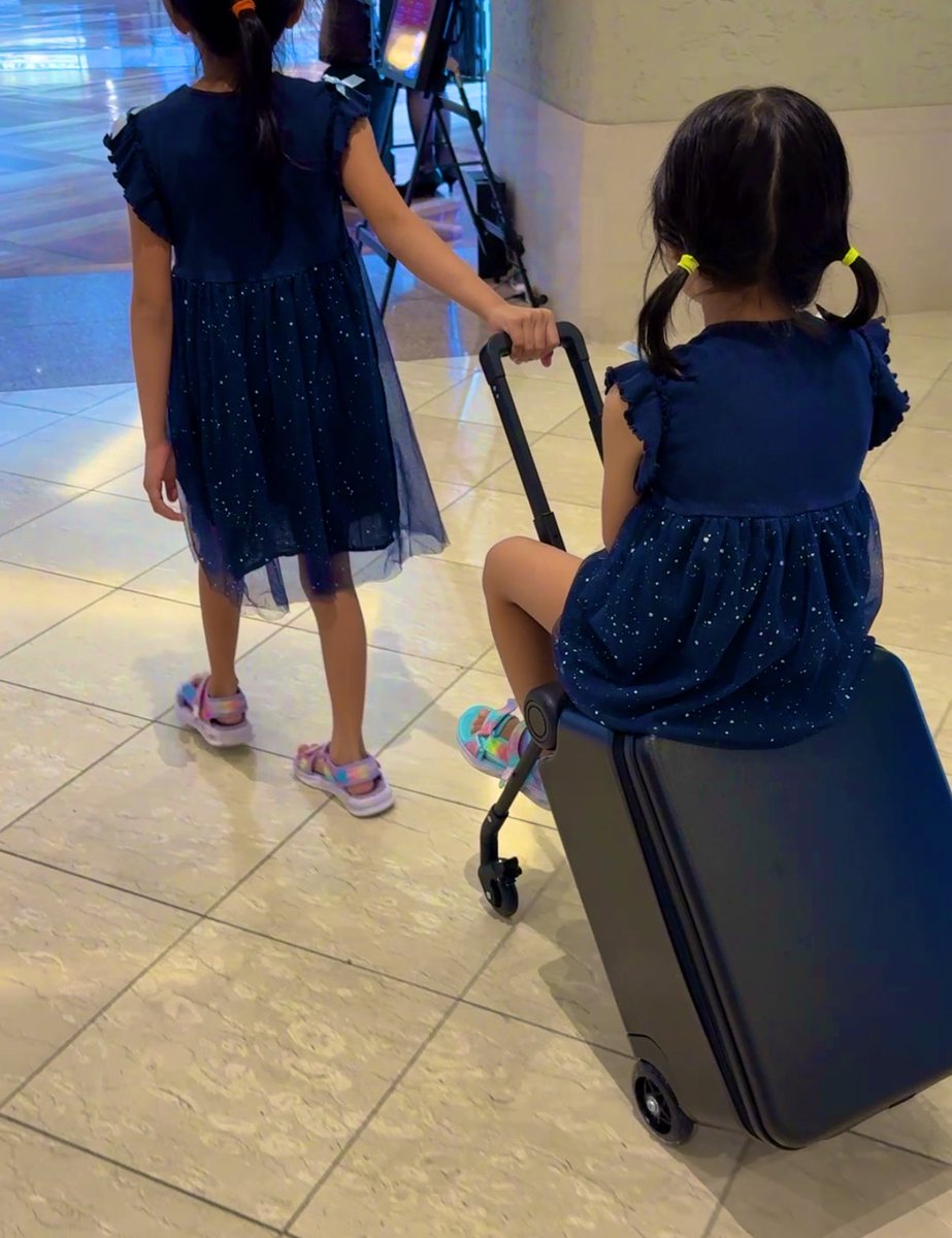guli_and_gula's tweet photo. 【あの乗れるスーツケースをプレゼント！】

子供が乗って移動できる新発売のスーツケース『キッズトラベルNEO』✨
この形状タイプは走行性が高くて、しかもトランクを外すと簡易ベビーカーにもなるから、我が家の子連れ旅行で超重宝してる！

Xフォロワーさんの中から抽選で3名にプレゼントします🎁↓ https://t.co/tbTdbmd6nE