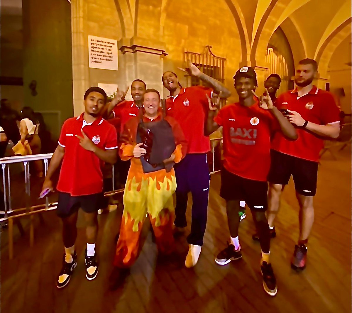 El Ganxo (@elganxotv) on Twitter photo 🔥Els jugadors del <a href="/BasquetManresa/">BAXI Manresa</a> 'flipen' quan veuen el Correfoc.
Els reconeixeu?
Recordeu aquella temporada?
#ligaendesa #eurocup 🔥Els jugadors del <a href="/BasquetManresa/">BAXI Manresa</a> 'flipen' quan veuen el Correfoc.
Els reconeixeu?
Recordeu aquella temporada?
#ligaendesa #eurocup