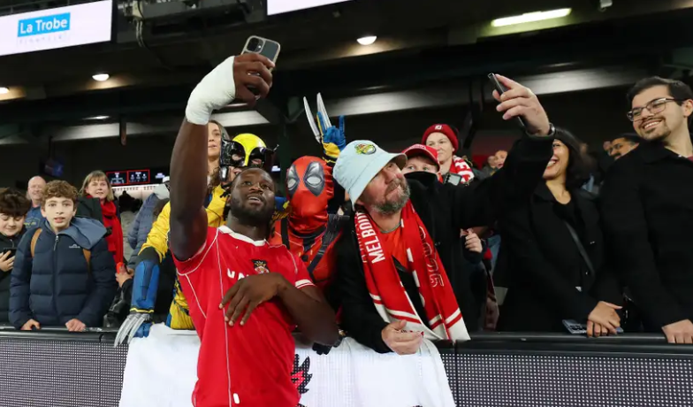 Ostatnio dużo mówi się o ewentualnym meczu z Wrexham. Moim zdaniem zupełnie niepotrzebnie wywołuje on jakiekolwiek wątpliwości — to inicjatywa, która od początku wygląda na genialny pomysł. Dlatego zebrałem kilka najważniejszych informacji o walijskim klubie, łącząc to z