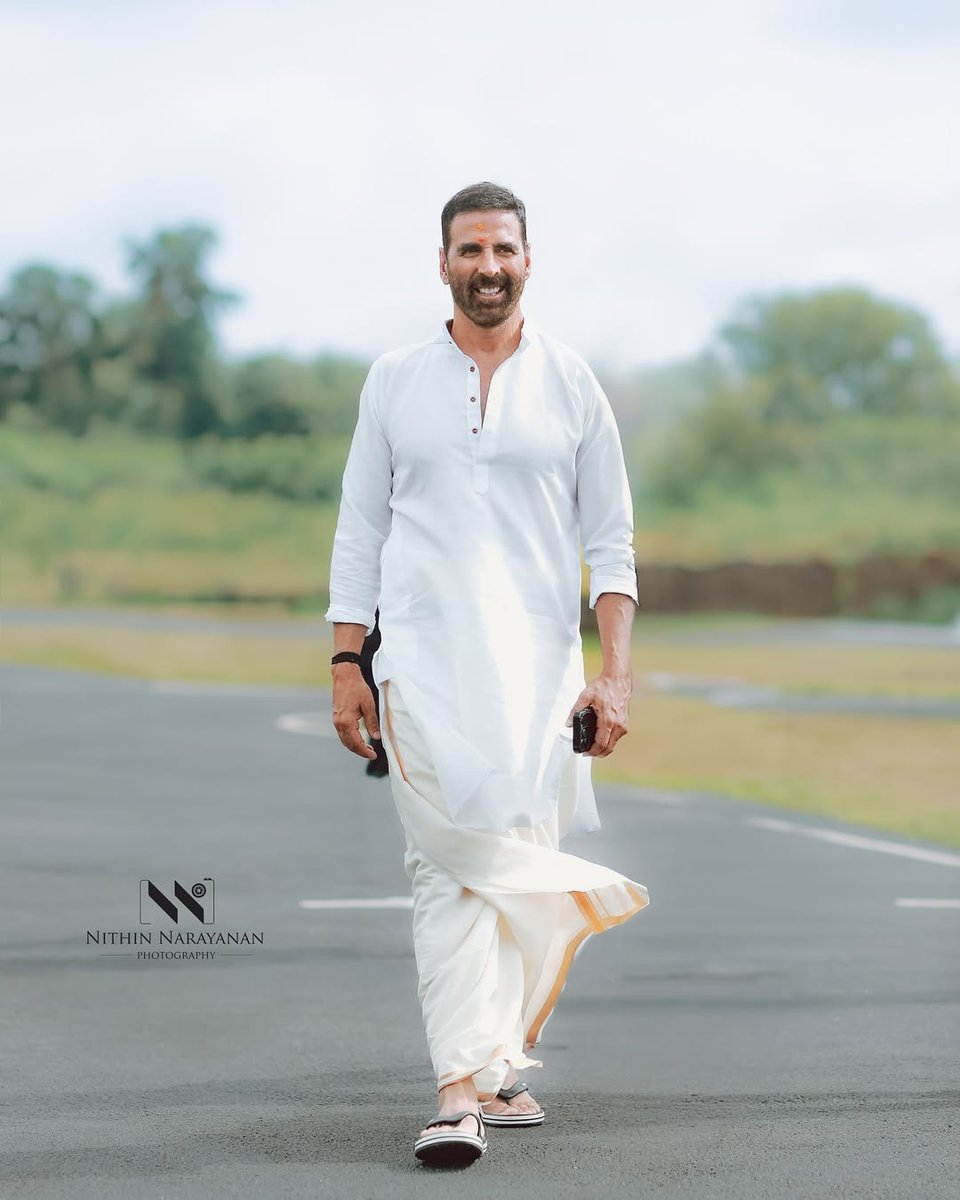 PICS - #AkshayKumar𓃵 at GuruVayur Temple today