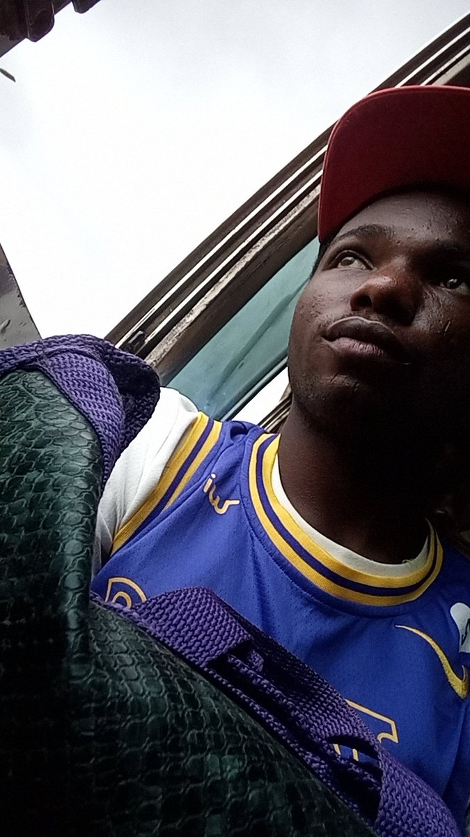 Happy New Month.

I don carry my bag dey go work 😭😂