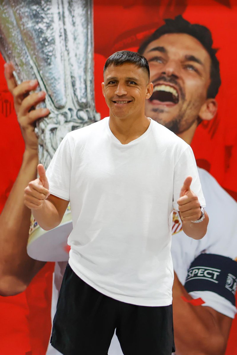 Orgullo_Nervion's tweet photo. Alexis Sánchez ya se encuentra en Sevilla ✅

El jugador es el sexto fichaje del #SevillaFC este verano https://t.co/AxxuArxq6L