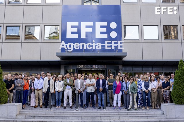 Decenas de medios de comunicación en España se suman a la denuncia del asesinato de periodistas en Gaza.

efe.com/mundo/2025-09-…

#ProtectJournalistsInGaza