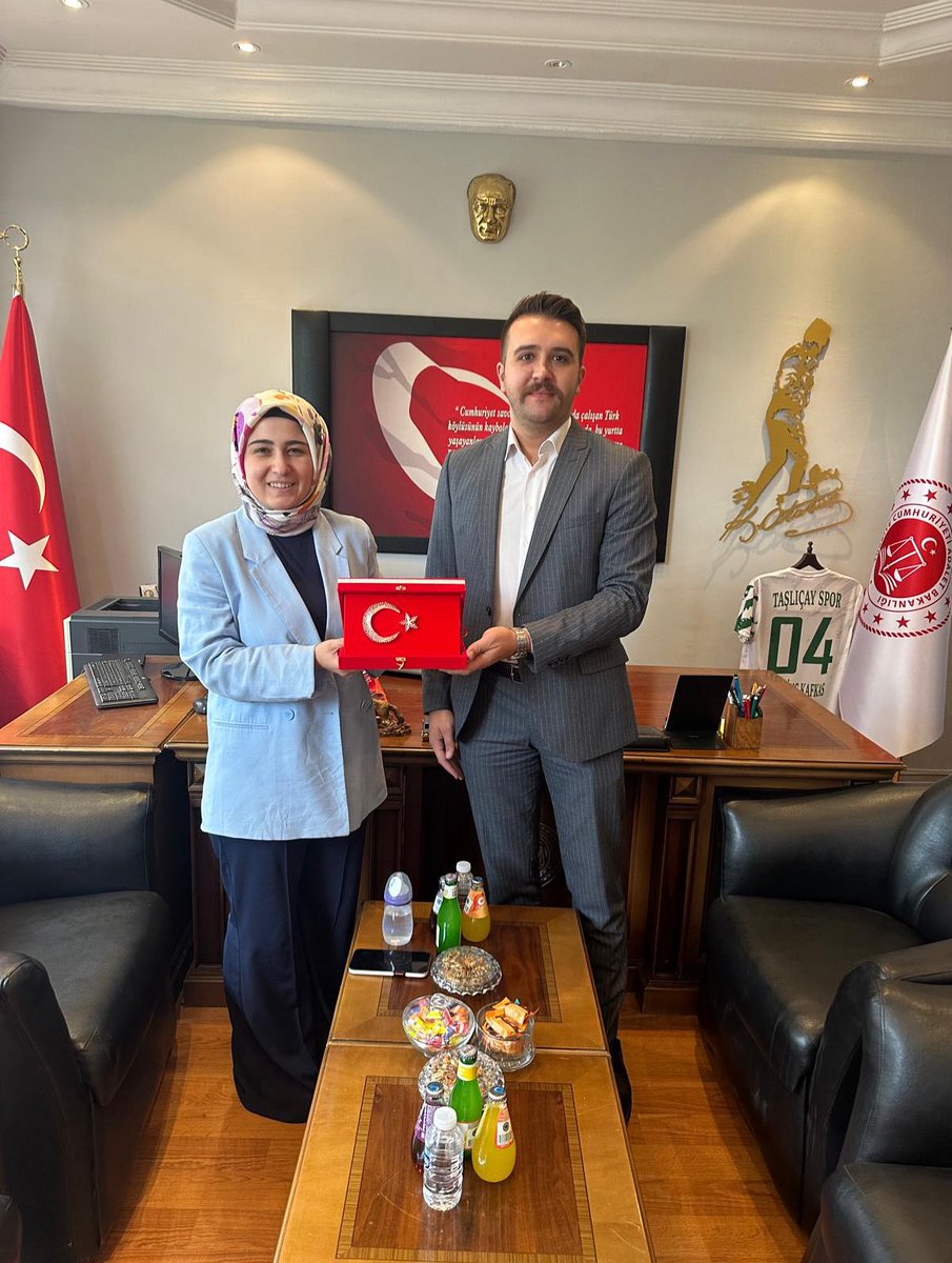 2025-2026 Adli Yılı Açılışı kapsamında Sayın Kaymakamımız Kübra BAKA KILIÇ adliyemizi ziyaret etti. Ziyarette Cumhuriyet Savcısı Sayın İsmet Erdinç KAFKAS’a bayrak plaketi takdim ederek yeni adli yılın hayırlı olması temennisinde bulundu.
