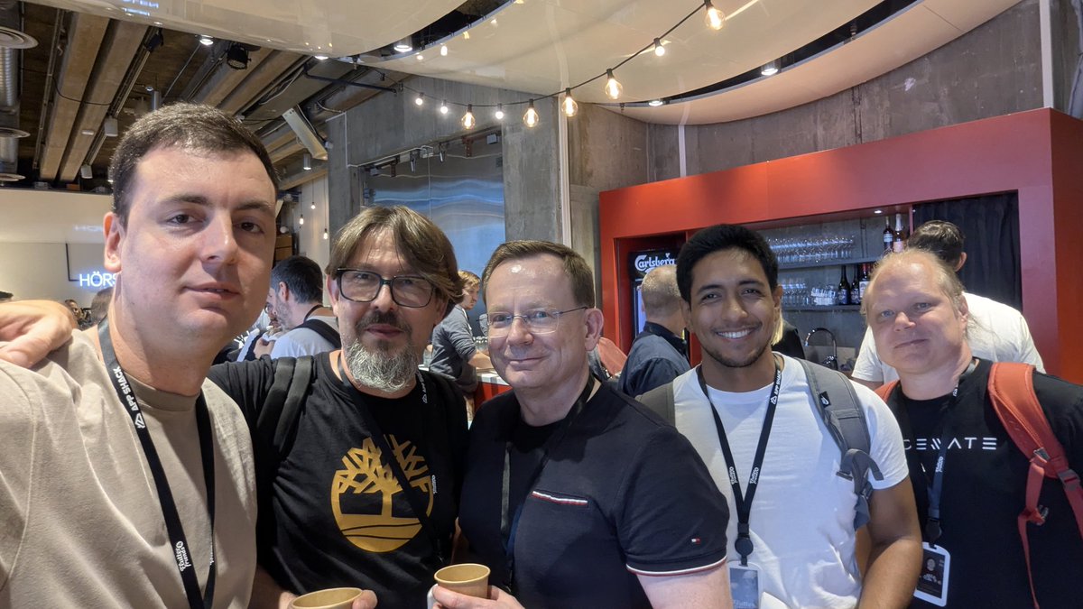 vbuberen's tweet image. Almost got the full Flutter Sauna Team© at #FlutterNFriends 
With @ASalvadorini, @RydMike, @namzuglo