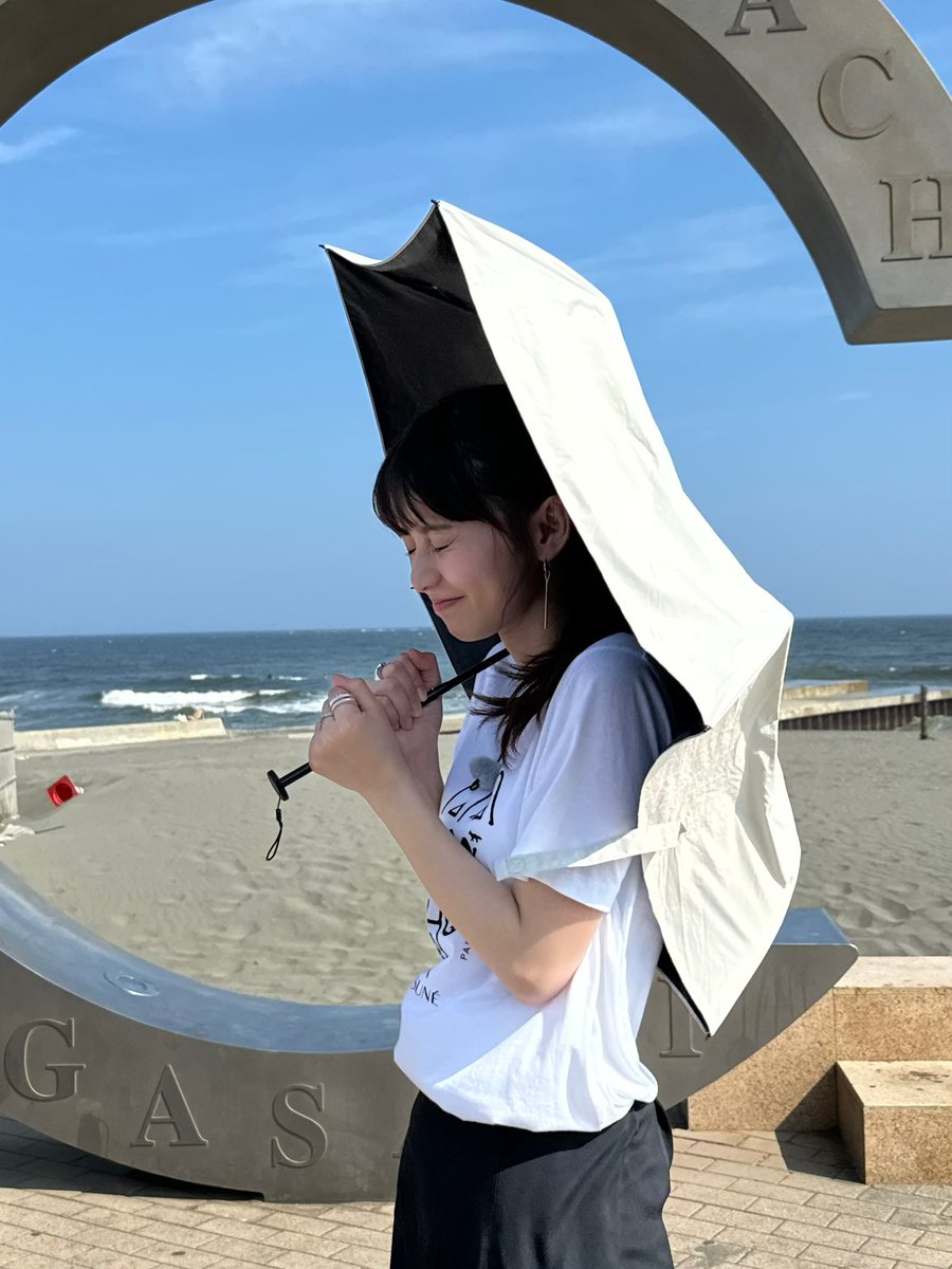 asuka3110_staff's tweet photo. 本日24:15〜テレビ朝日「#ハマスカ放送部」に出演します🏝️

湘南で聖地巡礼ツアー🌞

ぜひご覧ください！

https://t.co/3r9Ce0W49A
#齋藤飛鳥

風強いC〜 https://t.co/nAykhjgfi4