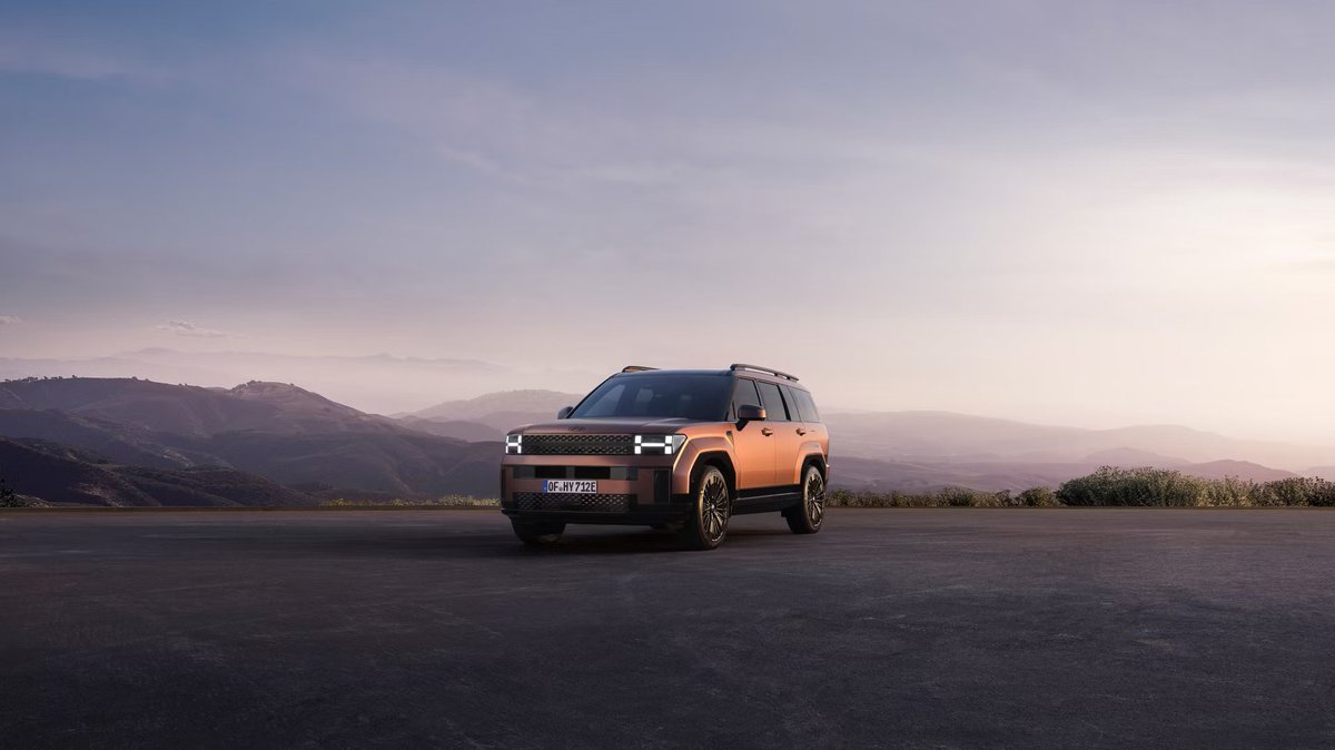 AugustaHyundai's tweet photo. ¡La aventura te llama y el #Hyundai #SantaFe responde! ⛰️ 
Su diseño robusto y su presencia imponente lo hacen perfecto para conquistar cualquier paisaje al atardecer. 
¡Pruébalo en nuestras instalaciones! ✔️ https://t.co/cXMfJHuHBY