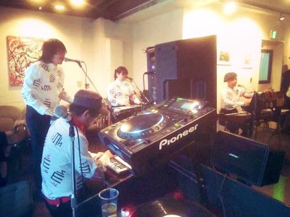 tomomio31's tweet photo. 9/27(土)は中崎町Noonでライブします。
またまぼろしくんの曲もします。
かっこいいからきてね。

#kmh (カーエムハー) #lapalms https://t.co/vhgJU5FSXv