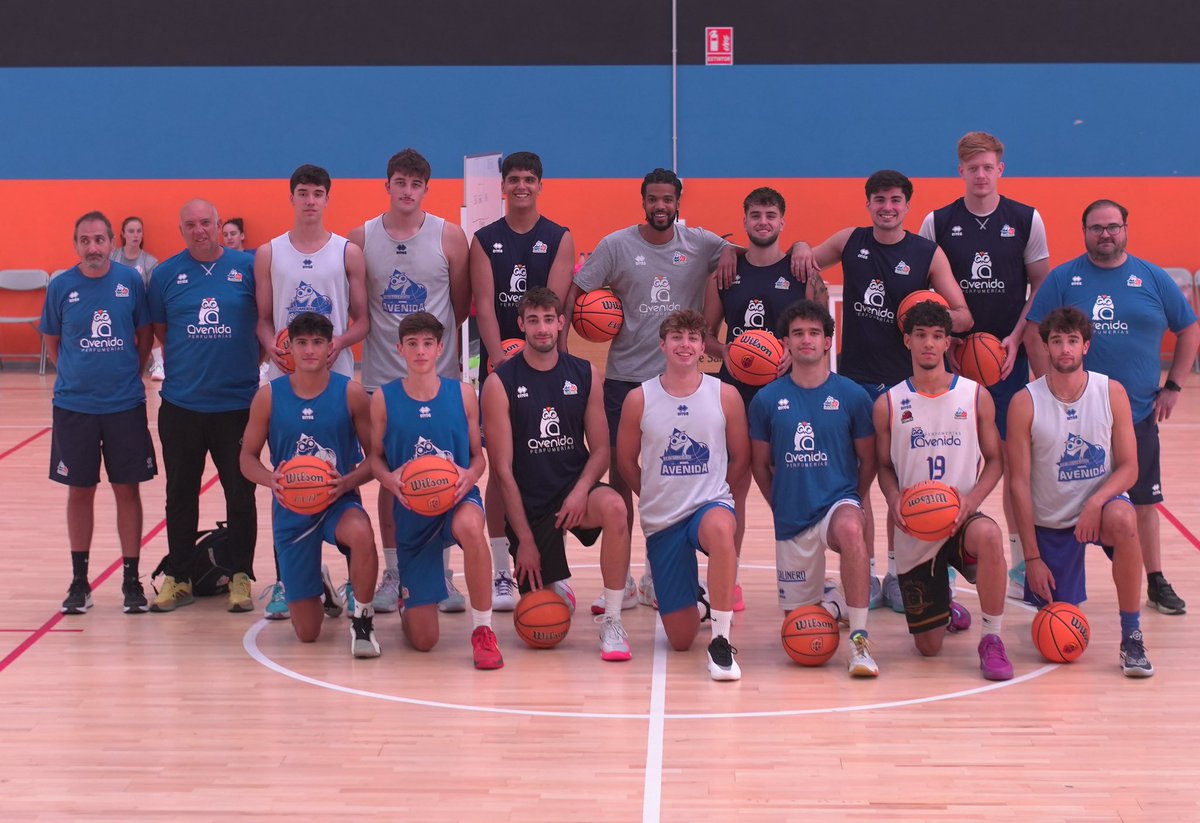 AVENIDA XOBORG, a escena 🔵

Primer día de trabajo del equipo masculino de #TerceraFEB ☑️