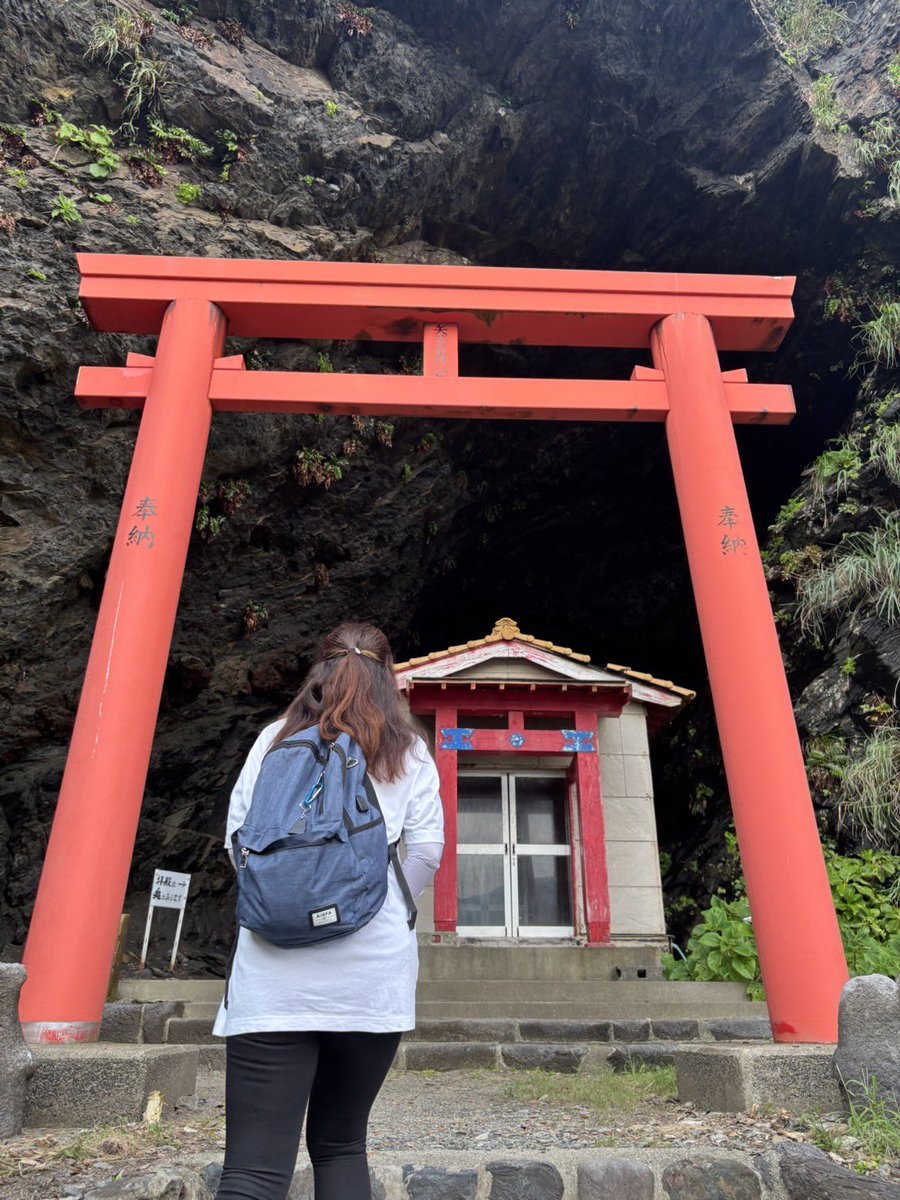 A758ryumechan's tweet photo. 屋久島 最高すぎた😆
神社も滝も屋久杉トレッキングも満喫してきたよ。
そして、帰りに虹、三連発みたの🥰
神様ギフトたくさんもらった😆
#ドラコミュ
#龍
#龍女が行く
#パワースポット
#りゅうめちゃん
#屋久島
#虹
#屋久杉
#滝　
#神社 https://t.co/AhUSlHeXMa