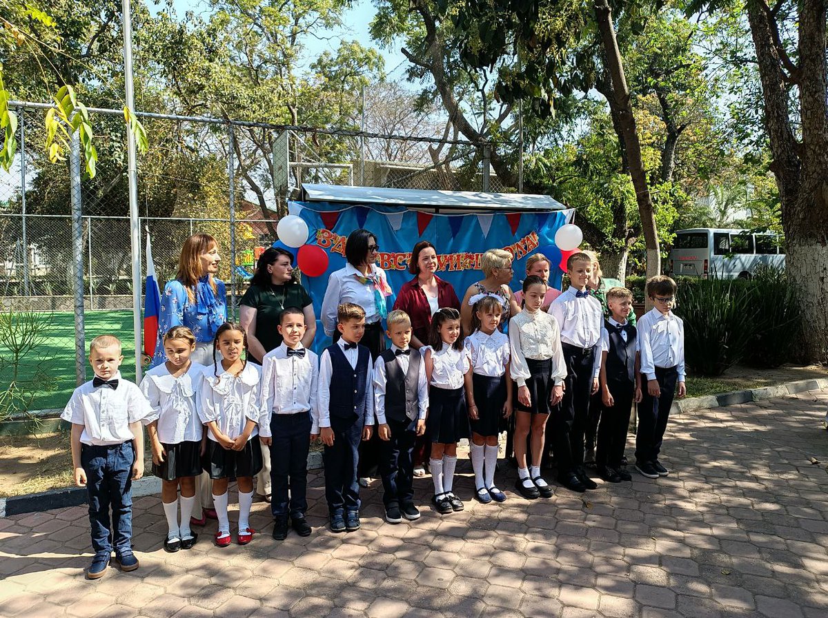 RusembZ's tweet image. 🔔First bell rang at the School of the Russian Embassy in Zambia!
On 1st of September a solemn assembly marked the beginning of the new academic year.

#Russia #Zambia #Education #FirstBell #backtoschool2025