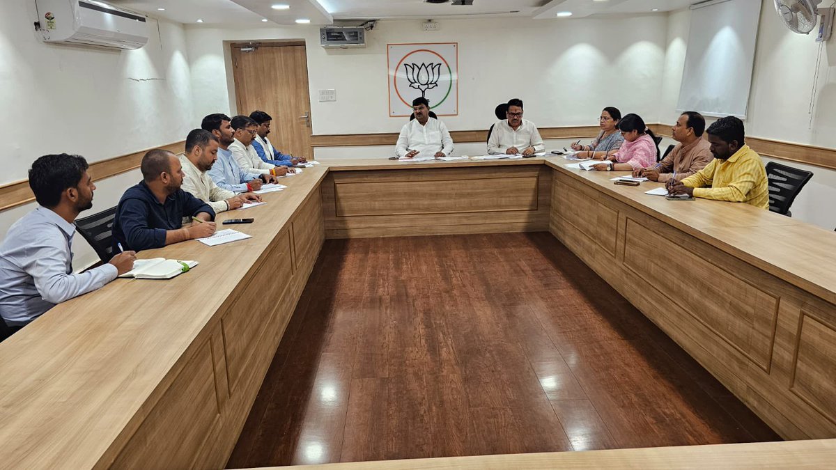 आज प्रदेश मुख्यालय लखनऊ पर "सेवा पखवाड़ा" अभियान की आगमी योजना के निमित्त अभियान में लगे कार्यकर्ताओं के साथ चर्चा किया।