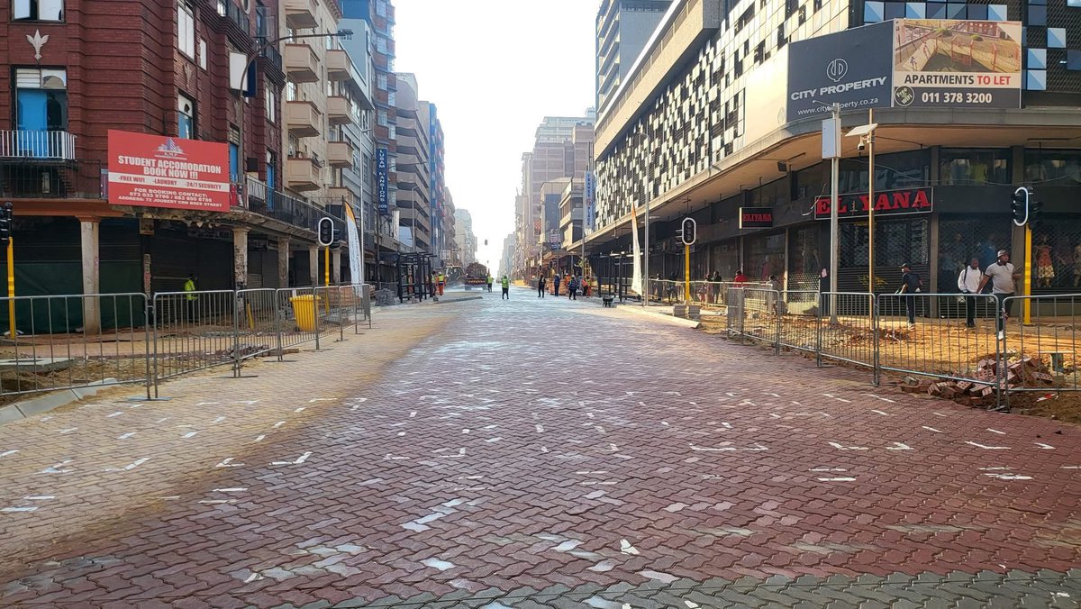 Looking at R194-million road, two years, the promise of a cutting edge modern arterial road with urban street furniture (as related to us). I want to be a positive citizen and clap 👏🏽 fish 🐟 for swimming 🏊 but one can’t also be fake.  (Also the traffic lights 🚦 are not