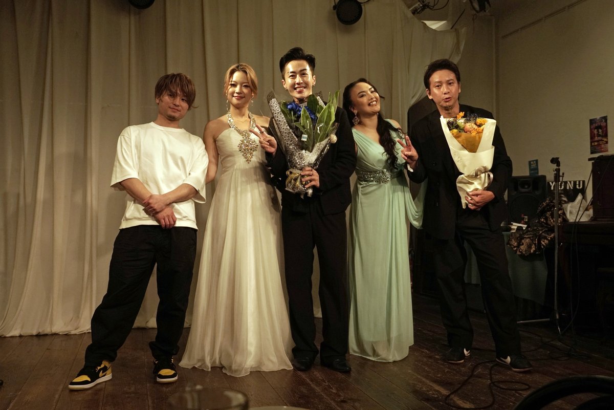maketsun's tweet photo. 土曜はYONUさんのライブ
SUPERKON Vol.5「YONU & AMIGO」へ。
金曜から徹夜で作業後昼前になって床でちょっと寝て不機嫌のまま大塚へ行くも、安部みなみ氏の心ふるえる歌声を久々に聴けたのは良かった。マナカさんJOWさんも最高。
#安部みなみ #Mnka #JOW #EIZO ←ギターちょーうまい https://t.co/YMeKd6Aent