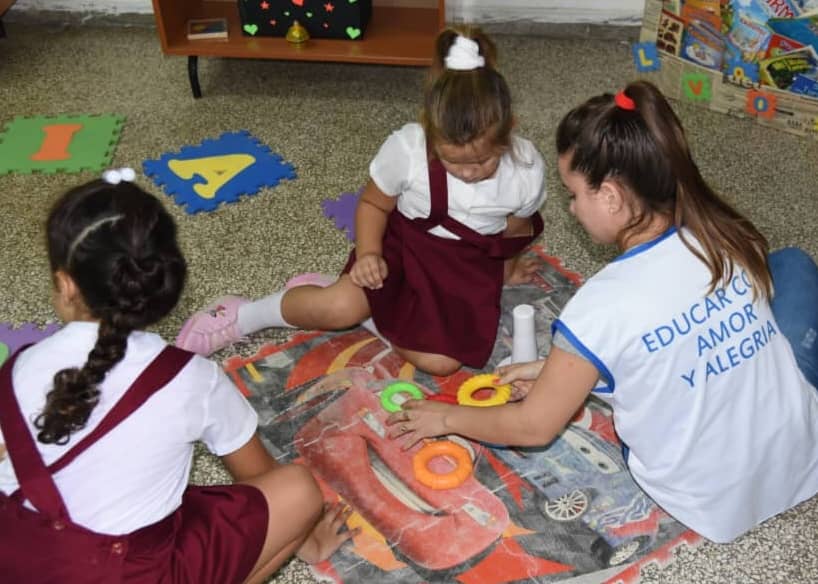 Hoy miles de estudiantes regresaron a clases en toda Cuba.
Las calles cubanas  se llenaron de uniformes, mochilas y sonrisas, mientras familias y maestros hicieron posible, una vez más, este inicio del curso en medio de retos y carencias.
